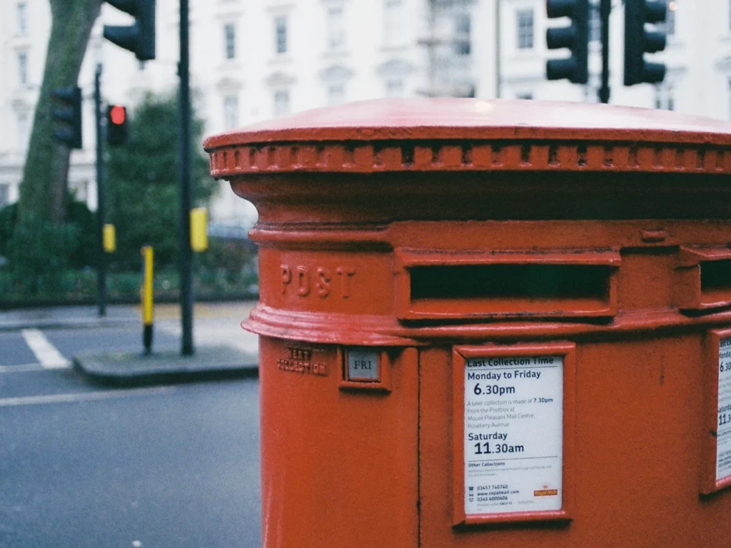 close-up-of-a-royal-mail-post-box-1x