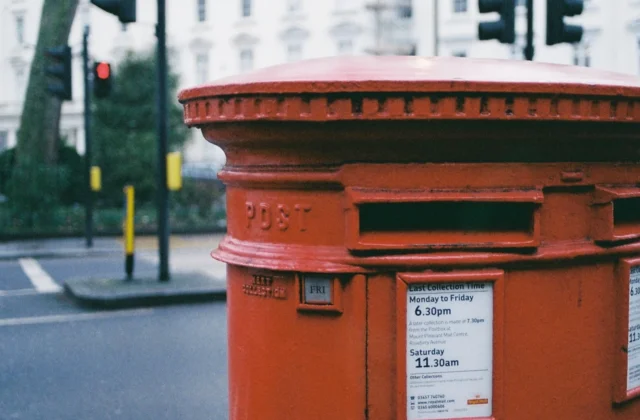 close-up-of-a-royal-mail-post-box-1x